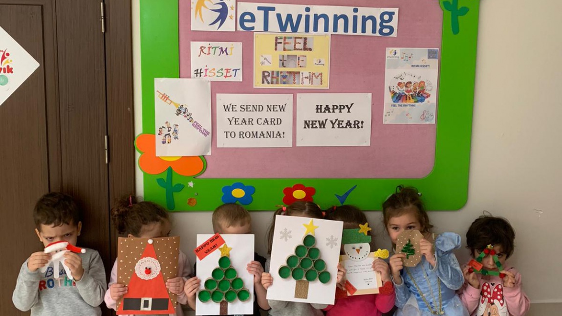 Okulumuz kardelenler ve minik kalpler sınıfı öğrencileri e-twinning proje ortağımız olan Romanya'ya kendi yaptıklatı yeni yıl kartlarını gönderdi. 